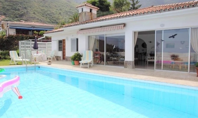 Las Cuevas Casa | Comfortable vacation home with pool and sea views in La Orotava
