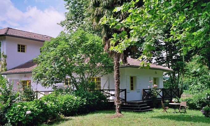 Bardos Casa | Confortable casa de vacaciones in antiguo molino con bello gran jardín al rio!