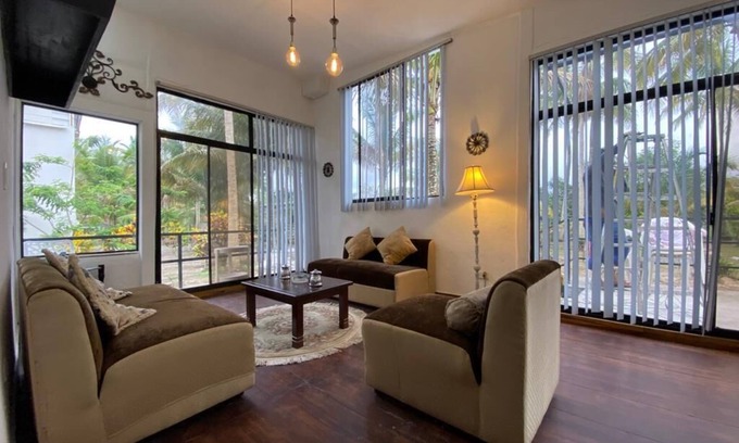 Mompiche Casa | Confortable villa entre palmeras frente al mar.