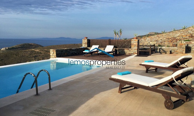 Kea Villa | Villa de 120 metros cuadrados con piscina y una gran vista al mar ideal para relajarse