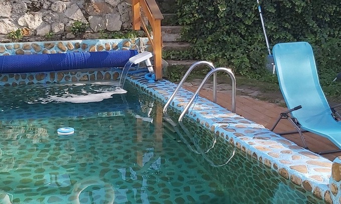 Unguriu Villa | Villa confortable con piscina privada y un hermoso huerto.