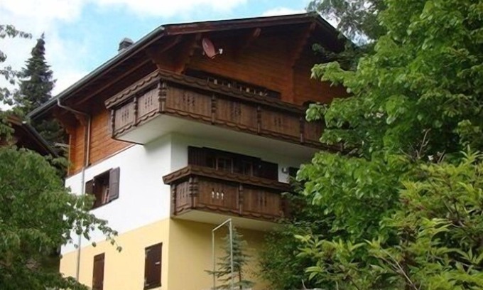 Graechen Chalet De Esquí | Un chalet de madera confortable en despejada ubicación vista en las montañas