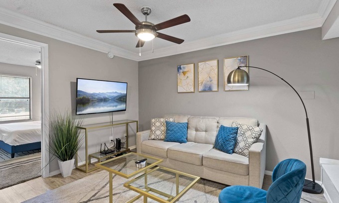 Brentwood Apartamento | Comfy 1BR suite w/ fast WiFi + king bed + pool