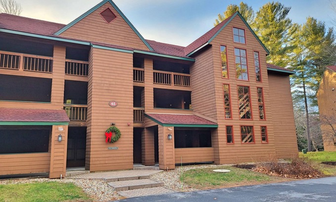 North Woodstock Condominio | Comfy 1st floor, on river. pool/fitness center, pet-friendly. D0211 by LRS