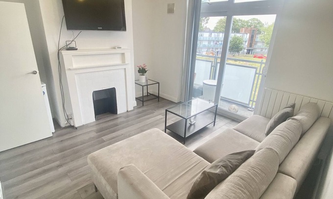 Edmonton Apartamento | Comfy 2 Bedroom Apartment With Balcony Near Tottenham Hotspur Stadium