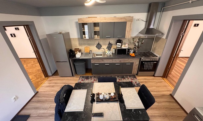 Centrul Vechi Apartamento | Comfy 2-Bedroom Apartment with Free WiFi, Steps from Brașov Center