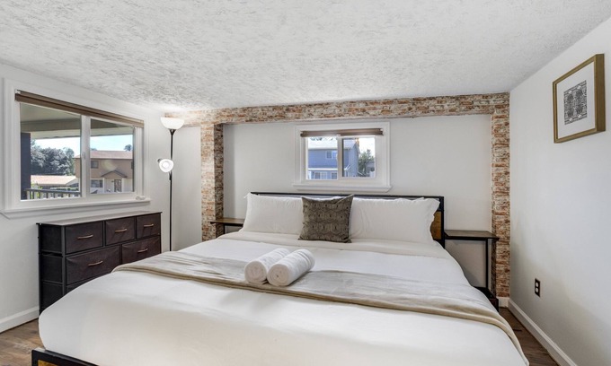 Central Colorado Springs Casa | Comfy 2 BR Den | Pet Friendly
