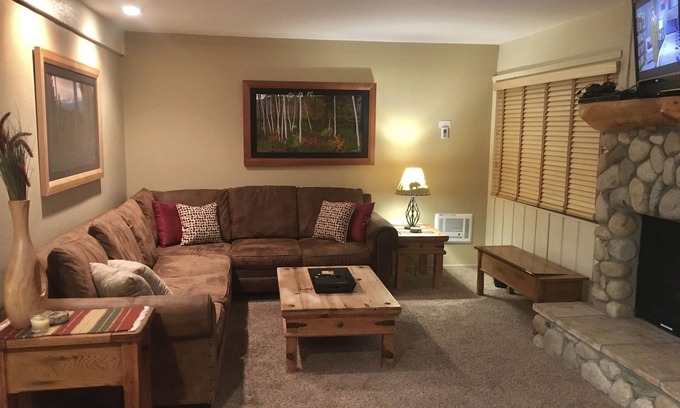 Mammoth Lakes Condominio | ❤Comfy 2BD/2BA Condo❤WALK TO LIFTS👉Near Canyon Lodge❄Slps 6🐶Pets OK