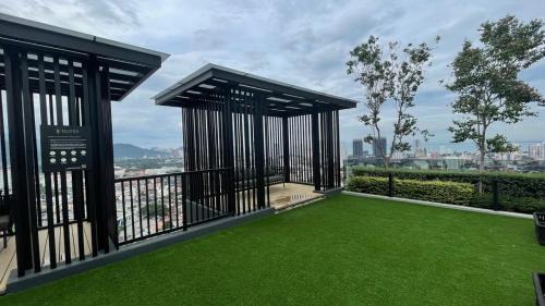 George Town Apartamento | Comfy 2BR Sunny Suite Sky Pool & Stunning Views