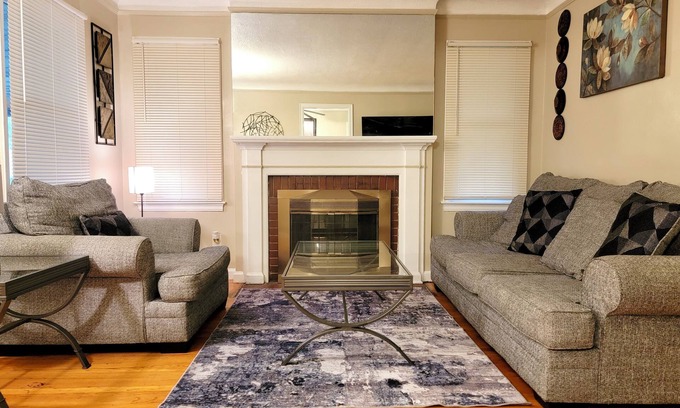 Detroit Casa | Comfy 3 Bedroom Detroit Getaway-