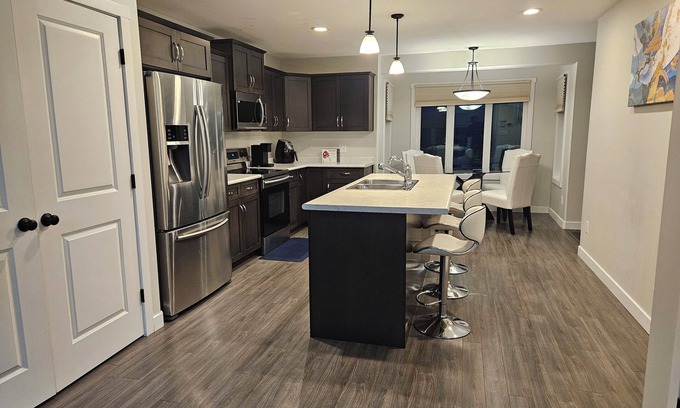 Regina Casa | Comfy 3-bedroom house in Harbour Landing, Regina.