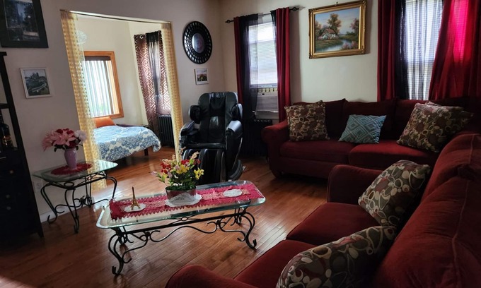 Queens Casa | Comfy 4 bed house in NY. 20 min from NYC by train 20 min from JFK & LGA