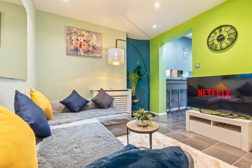 Ferndale Casa | Comfy 4BR House close to Subway