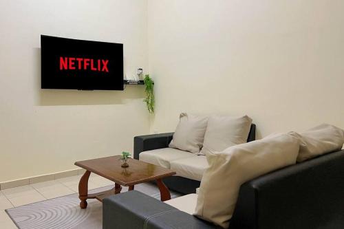 Asam Kumbang Casa | Comfy 4BR Terrace House Homestay with Netflix and Games
