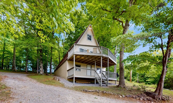 Flat Hollow Marina Casa | Comfy A-frame cabin with deck, gas grill, Internet, close to marina