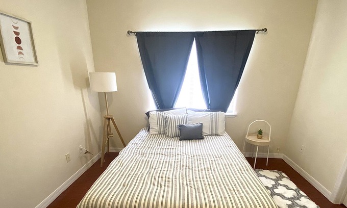 Vista East Casa | Comfy and Cozy Private Room / Free Parking / Close to Airport & Shopping Centers