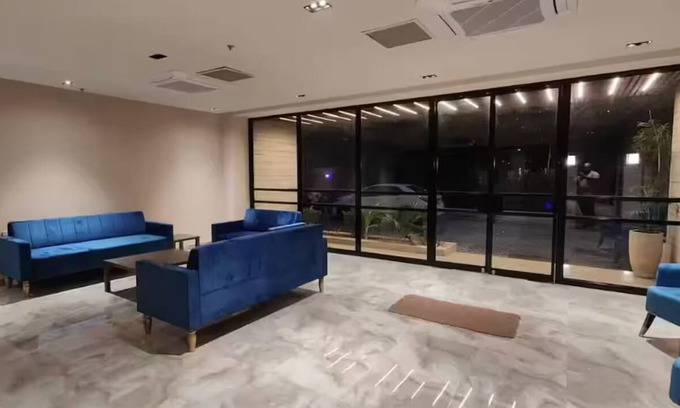 Gulberg Apartamento | Comfy and Modern 2BDR apt with Central AC ,Wifi, LED and kitchenette