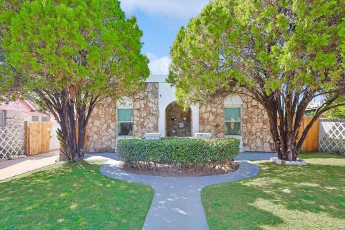 Fort Worth Casa | Comfy and Modern Holiday Lofts in FW