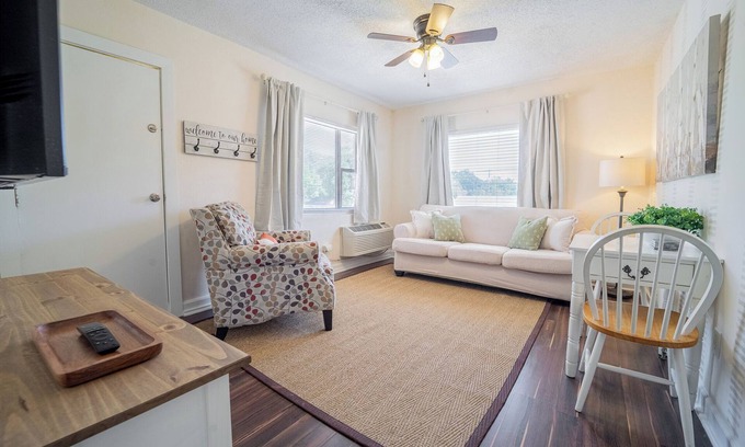 Mobile Apartamento | Comfy Midtown Loft – 22B