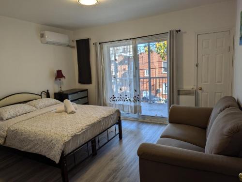 Ville-Emard Apartamento | Comfy apartment close to Metro Monk station with self check in