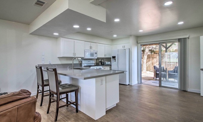 Country Rose Casa | Comfy Bakersfield Townhome - Fire Pit & Patio