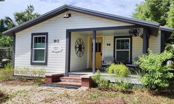 Historic Downtown Apalachicola Cabaña | Pet-friendly comfy cottage with a glance at the past. Easy walk to downtown.