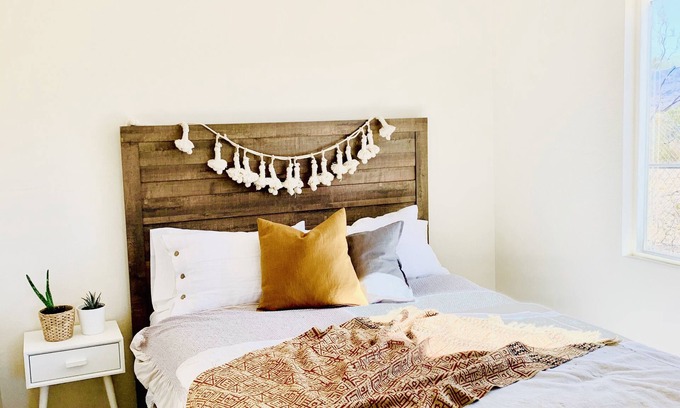 Joshua Tree Casa | Comfy Cottage With Writer Cabin and Book Nook. Pet-Friendly Fully Fenced Yard