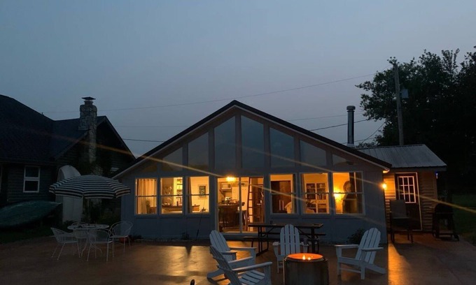 Shipshewana Casa | Comfy & Cozy Lakefront Cottage