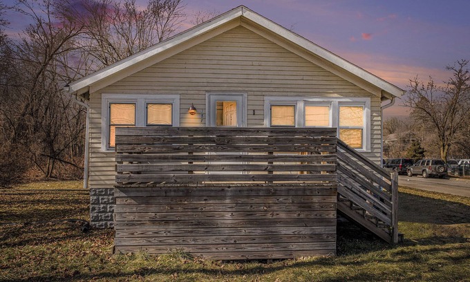 Kalamazoo Apartamento | Comfy Craftsman Full 2 Bed Apartment w/ Modern Luxuries