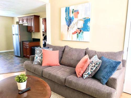 Brockton Apartamento | Comfy Easeful Two Bed Apartment 30 min to Boston