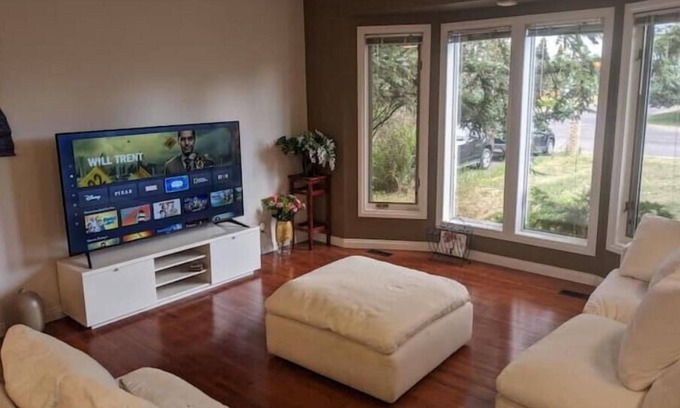 Airdrie Casa | Comfy Family Home - Pet Friendly + Free Parking