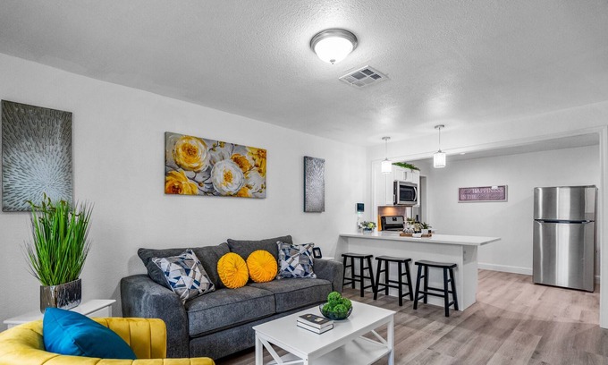 Cedar Crest Casa | Comfy hidden retreat 4.3 mi to downtown, DAL, DFW