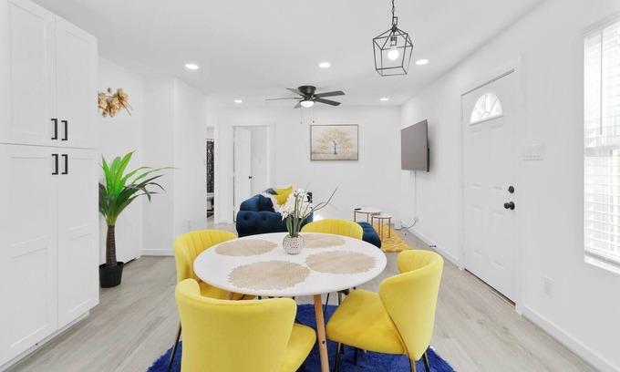 Northside Casa | Comfy Home | Sleeps 10 | Hot Tub| Games | 7mi DT