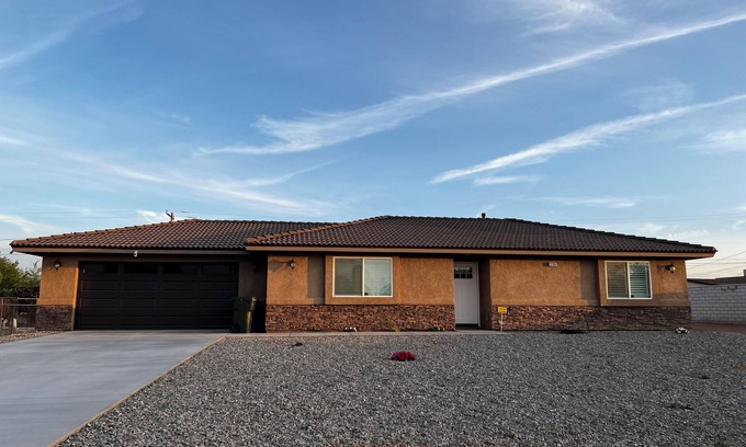 Apple Valley Casa | Comfy Home/Travel Nurse/Work/Long Stays/Vacation Stays.