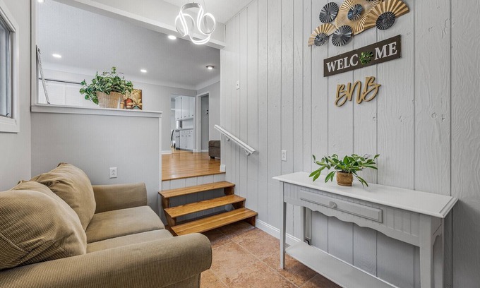 Vadnais Heights Casa | Comfy Homestay- Large Deck & Backyard - near St Paul