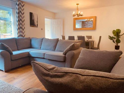 Pentwyn Casa | Comfy House with Parking for Multiple Vehicles