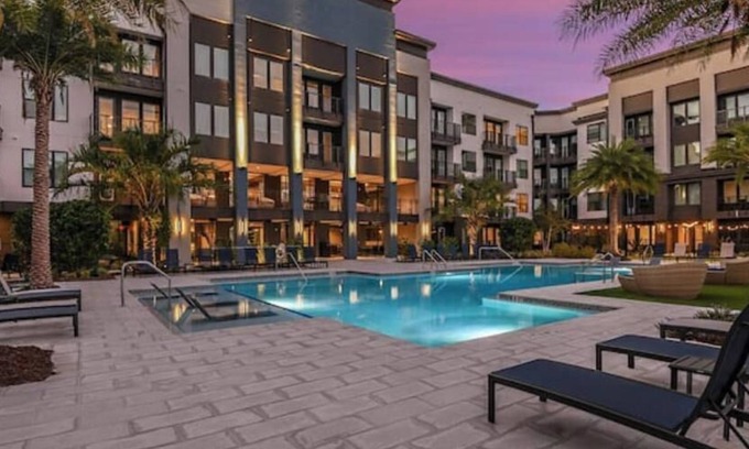 Deerwood Apartamento | Comfy Modern King Bed Pool Near Mayo Town Center