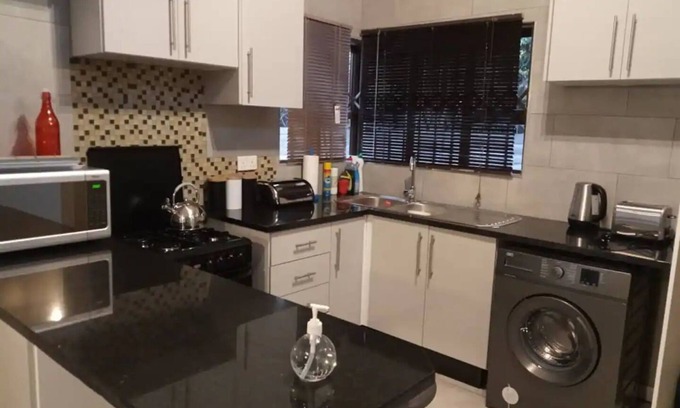 Harare Apartamento | Comfy, modern, stylish furnished cottage - 2174