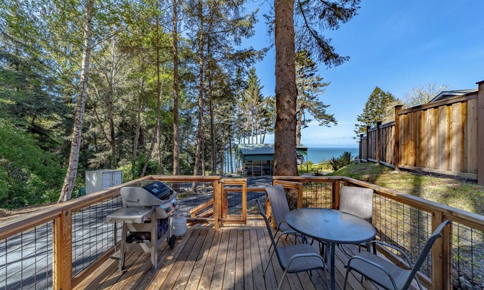 Trinidad Cabina | Comfy oceanside retreat, forested creekside setting, expansive grounds over ocean bluffs