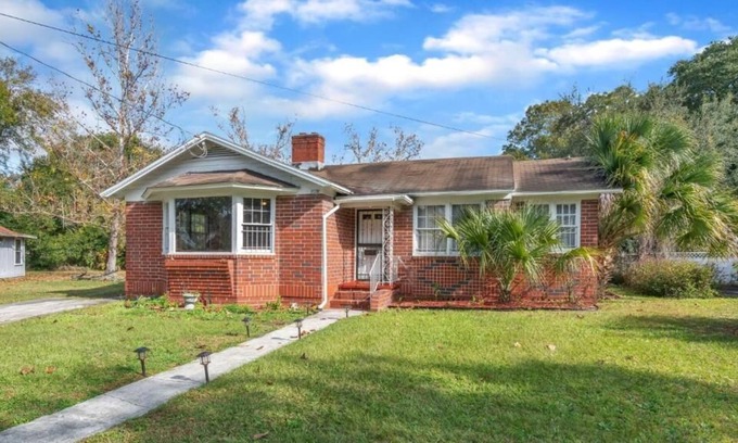 Urban Core Casa | Comfy pet friendly home fully fenced yard mins to downtown