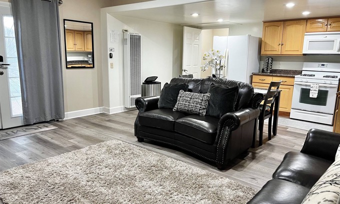 Madrona Casa | Comfy & Private 1 bedroom Guest House in Torrance