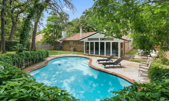 Euless Casa | Comfy, Refreshing Home w/ Sun Room & Pool!