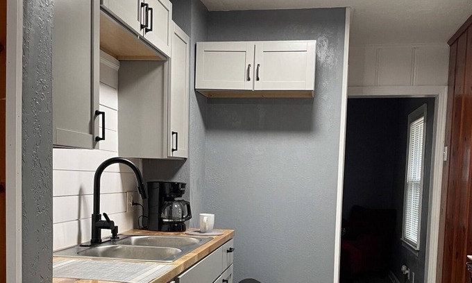 Ward Parkway Cabaña | Comfy Renovated Waldo Getaway, Walkable, Convenient