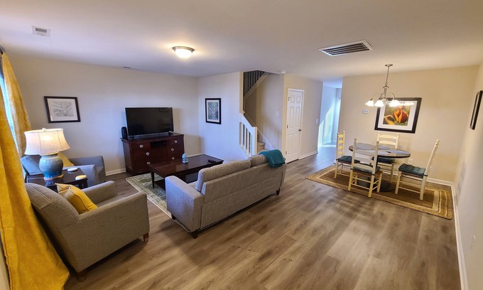 Greensboro Casa | Comfy townhouse near airport and dining!