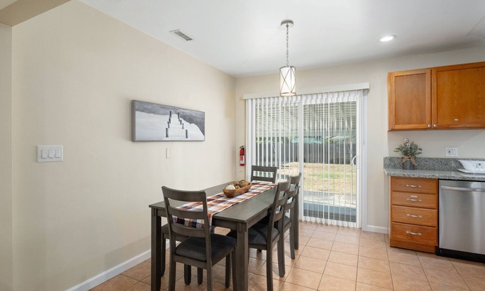 Raisin Casa | Comfy, Upgraded 3B/1Bth w Great Access to Airport