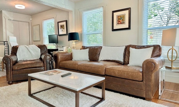 Washington Ave./ Memorial Park Casa | CHIC MODERN DWELlING, PET FRIENDLY, PRIVATE DRIVEWAY PARKING