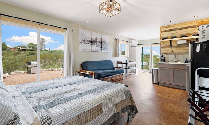 Tombstone Cabina | Comfy West Cabin nestled in Tombstone's Historic District! Pet Friendly!