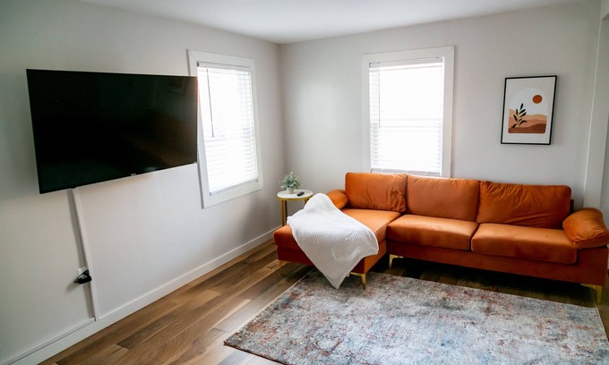 East Orange Casa | Comfy with Free Parking, 2 beds Near Airport, Park/Hospital!