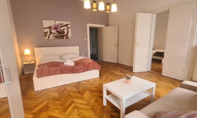 Landstrasse Apartamento | Commodious 3BR Apt. Ideal for Families and Friends