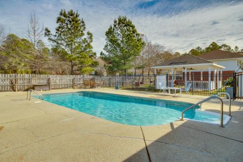 Gautier Apartamento | Community Grills and Pool Gautier Condo!